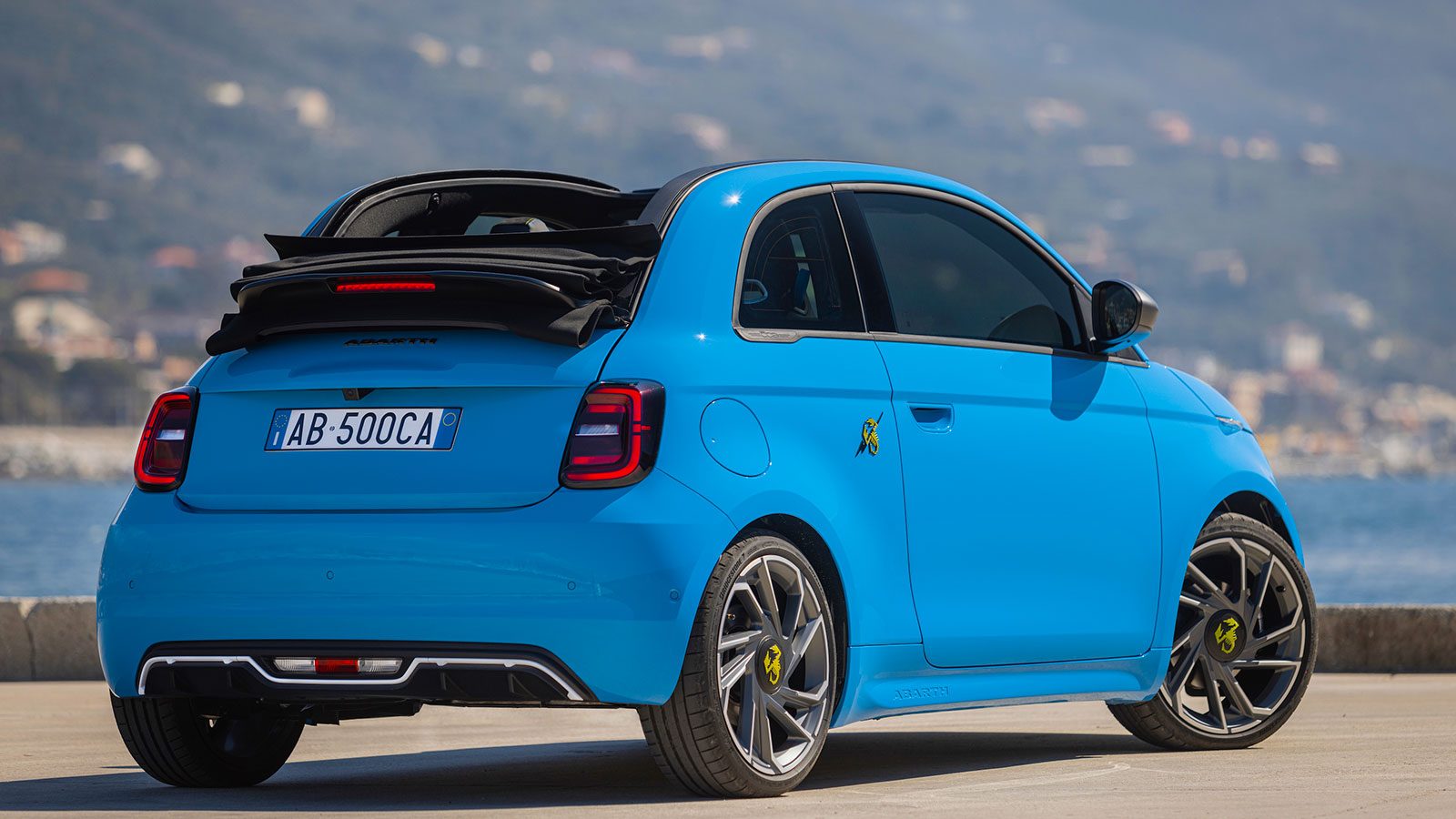 Σε δύο εκδόσεις και με 155 ίππους το Abarth 500e